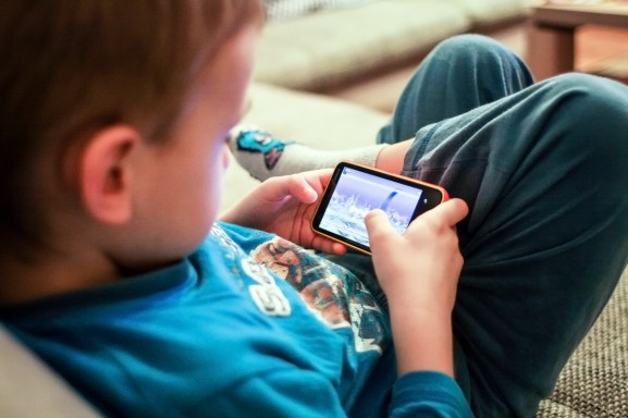enfant smartphone 577x384